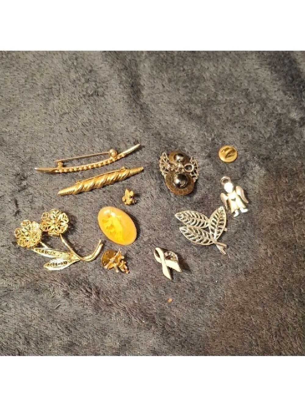 10 Gold and Silver Brooches and Pins